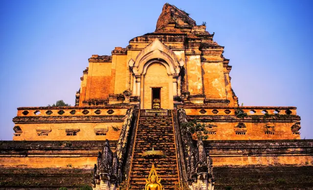 Chiang Mai Old City Temple Walking Tour