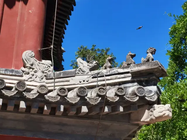 ธรรมชาติแห่งความสงบเงียบ วัดโบราณในฤดูใบไม้ผลิเต็มไปด้วยชีวิตชีวา