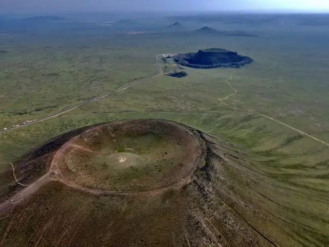 夏の暑さを避けるために内モンゴルに行くと、ウランハダ火山群が非常に壮観で、まるで月面に来たかのようです