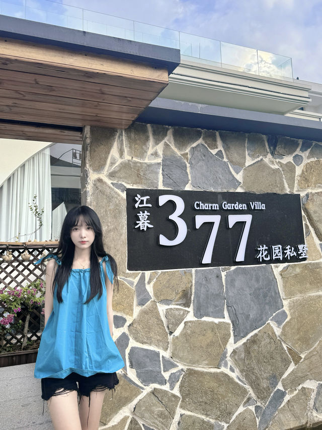 在江邊夜市逛累了就來旁邊的酒店！