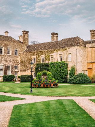 🌟✨ อัญมณีที่ซ่อนเร้นของเมืองบาธ: โรงแรมลัคแนมพาร์ค 🛎️🍃