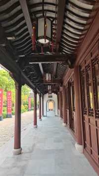 泰州這座平原上的城市，卻有四座帶山的寺廟，南山寺便是其中一座