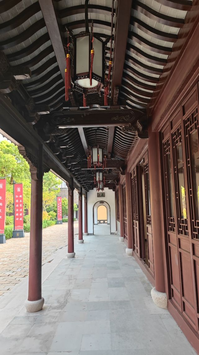 泰州這座平原上的城市，卻有四座帶山的寺廟，南山寺便是其中一座