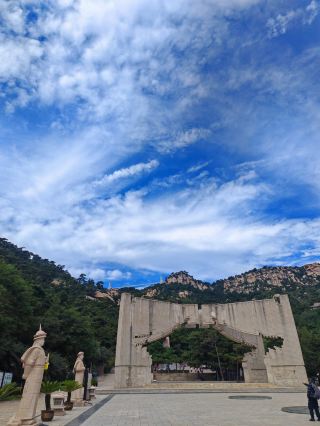 Get close to Beizhen Yiwulü Mountain.