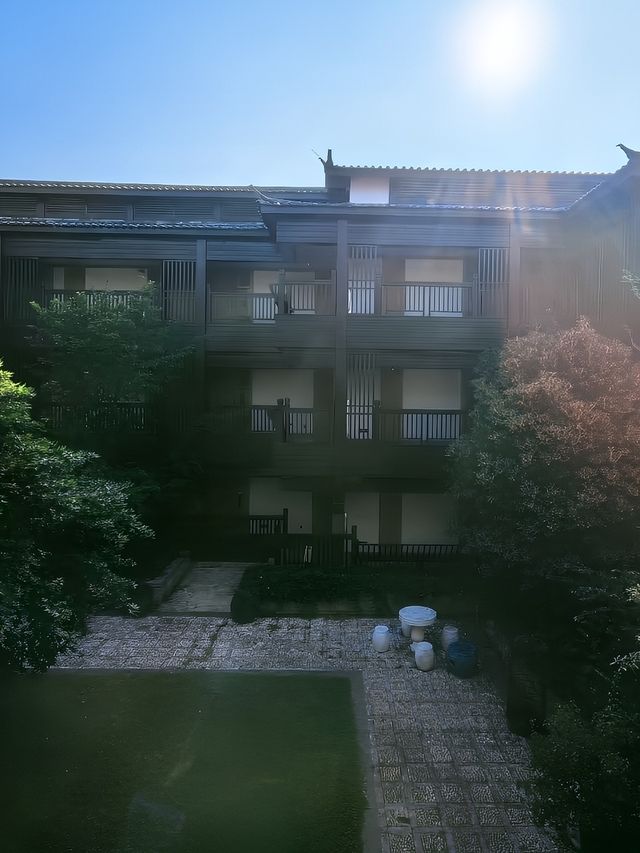 住在雪山腳下的園林式酒店！