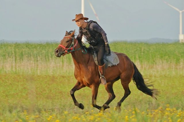 北京郊區騎馬。