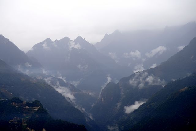 皇冠山在晨霧中若隱若現，有如仙境一般