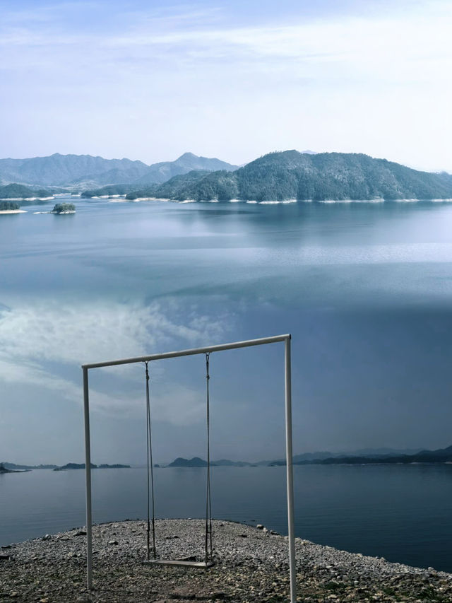 千島湖 千島湖暢玩秘笈，看完你就懂！ 家人們，千島湖那可是藏在浙江的寶藏度假地，湖水藍得像被