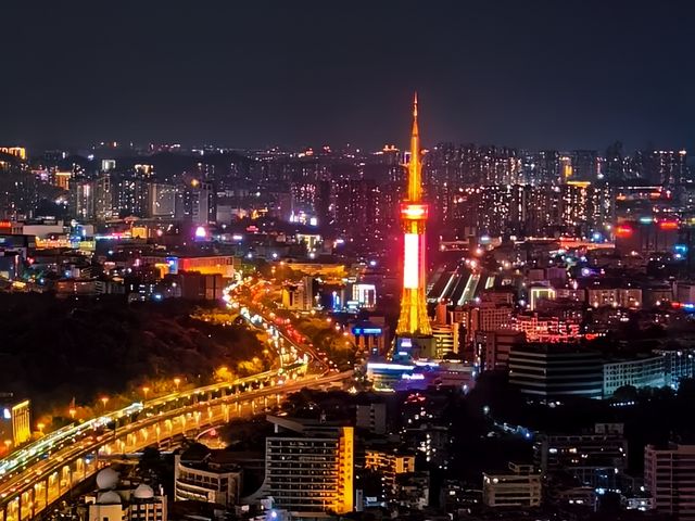 廣州中心皇冠假日酒店：小蠻腰下流動的盛宴