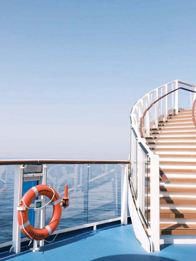 📸 Caught some empty shots on a fully booked cruise with 5,200 people on board?