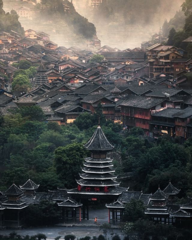 貴州：一半山水，一半人間  當雲霧漫過梵淨山的金頂，當梯田在水光中鋪展七彩畫卷，這片被稱作「山地公園
