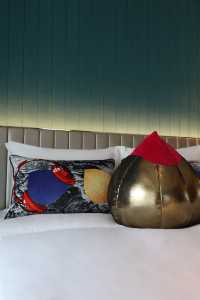 🌊 Fantastic Lake View Room: Push the Window to See a Tang Dynasty Scroll