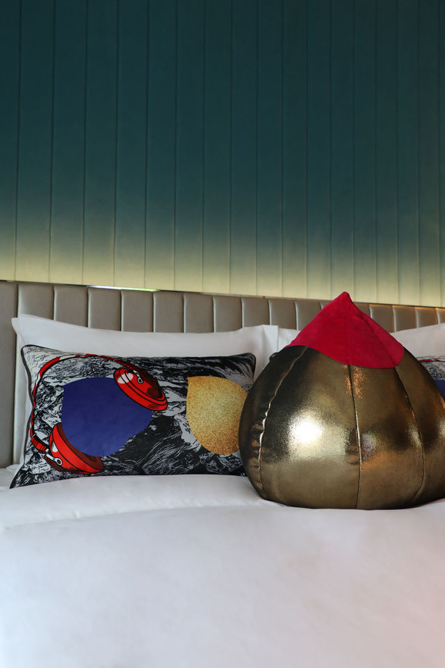 🌊 Fantastic Lake View Room: Push the Window to See a Tang Dynasty Scroll