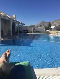 來聖托里尼度個假吧！這裡的天空藍得像油畫，海水清澈見底，整個人都放鬆下來了～這次打卡了幾個絕美景點和