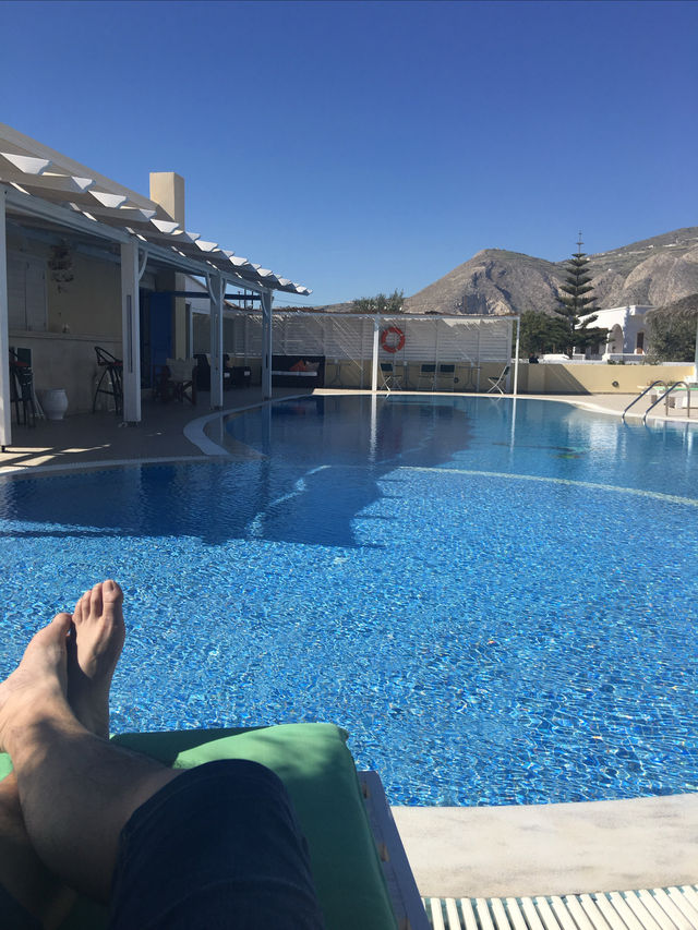 來聖托里尼度個假吧！這裡的天空藍得像油畫，海水清澈見底，整個人都放鬆下來了～這次打卡了幾個絕美景點和