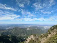 以深悲宏願照亮黑暗，以智慧恆心守護眾生