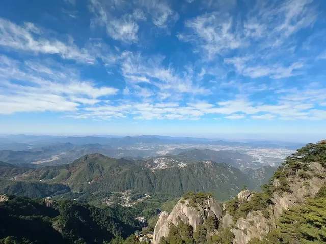 以深悲宏願照亮黑暗，以智慧恆心守護眾生