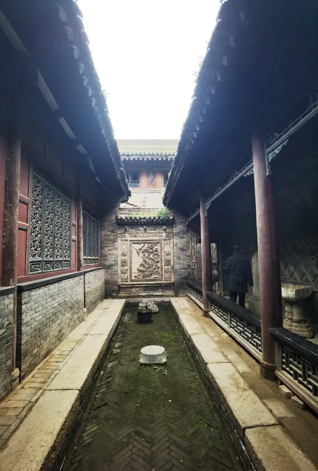 After Islam was introduced to China via the Silk Road, the brick carvings on the spirit screen at Huajue Temple are typical cultural relics witnessing the "Sinicization of Islam."