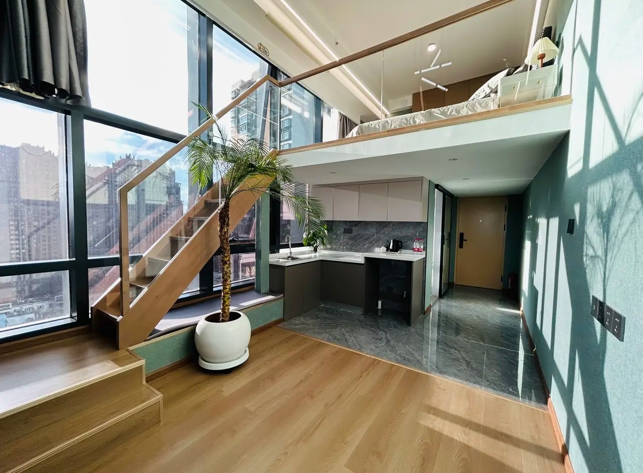 Loft lovers, check this out❗ Found a super stylish light luxury homestay in Kunming💫
📍Location: Kunming Qixian Fanshe Homestay
🏠Address: Building 3, Room 1410, No. 4 Avenue, Runcheng, Qianxing Road
🚇Transport: Super convenient with a great surrounding environment~
🌈Experience Highlights:
▪️Ultra high aesthetic loft design, every shot looks like an Instagram masterpiece📸
▪️Entire house in sophisticated gray tones, gray tile bathroom + minimalist white washbasin, extremely classy💫
▪️Equipped with a washing machine + kitchen, really feels as cozy and comfortable as home🏡
▪️Excellent soundproofing, sleep soundly at night💤
▪️Bedding meets five-star standards, pillows are incredibly comfortable😴
🛎️Service Experience:
The hostess is super nice! Always responsive and very thoughtful❤️
She even gave a detailed guide when asked for nearby food recommendations~
💰Cost Performance:
Only 100+ RMB per person! Much cheaper than hotels of the same level!
Perfect for a girls' trip or family vacation👨👩👧👦
Little tips💡:
Bring several outfits for photos📸
Every corner is super! amazing! for photos!