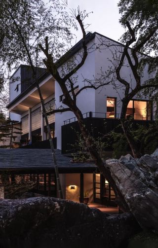 Yixing Chunshan Zaiwang Resort Hotel is nestled in a beautiful natural environment, surrounded by bamboo groves and tea gardens, offering a tranquil and serene atmosphere. Stepping into the hotel is like entering a paradise, surrounded by lush greenery, fresh air, and the only sounds are birdsong and the rustling of leaves in the wind.