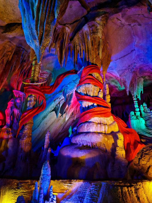 Vibrant colors + cave rafting: Zhonghua Dongtian is a real gem