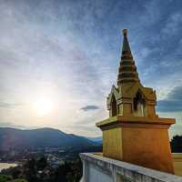 วัดบนเนิน มองเห็นวิวสนามบินสมุย