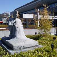 平安神宮、抜けるような青空に朱色の社が美しかった。
