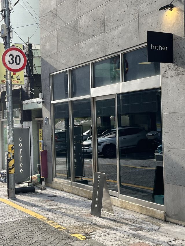 부산 무채색 감성카페