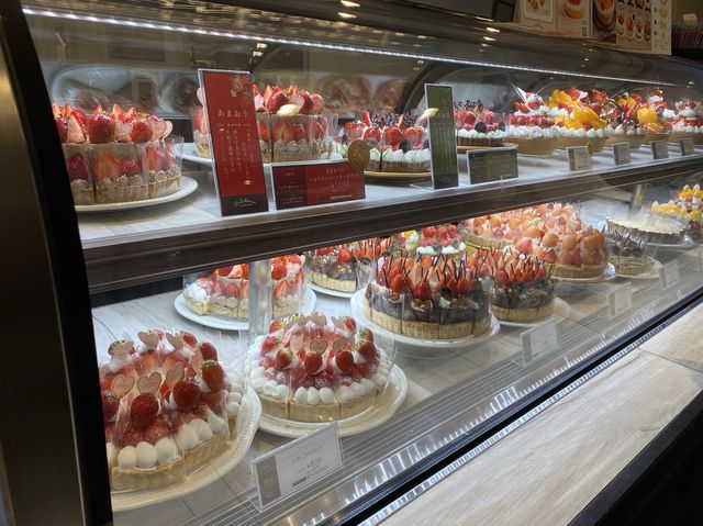 神奈川・横浜。タルトケーキのショーケースに目を奪われる『ラ・メゾン アンソレイユターブル』