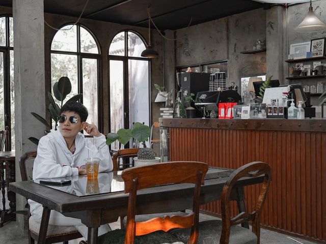 Vanvela Cafe’ & Space คาเฟ่สไตล์ Loft ปูนเปลือย