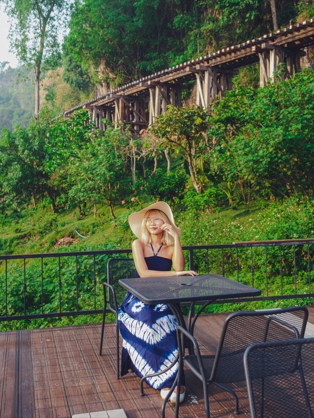 นอนแพกาญริมแม่น้ำแคว ชมทางรถไฟสายมรณะ 