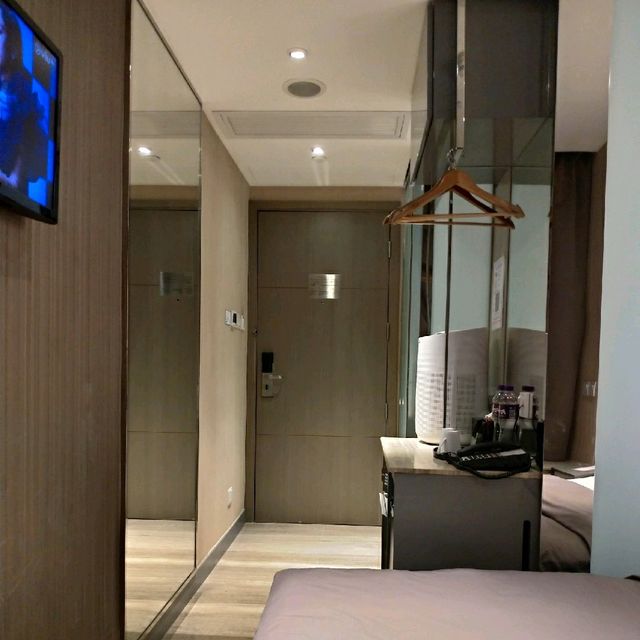 葵涌工廠區內的「荃灣絲麗酒店」