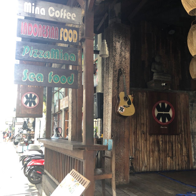 來峇里島「十大必吃餐廳」之一，喝杯新鮮果汁冰沙，大杯爽快：Warung Mina Legian