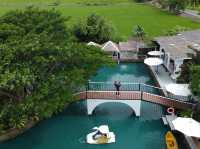คาเฟ่นครปฐมบรรยากาศดี มีสระน้ำสีฟ้าขนาดใหญ่