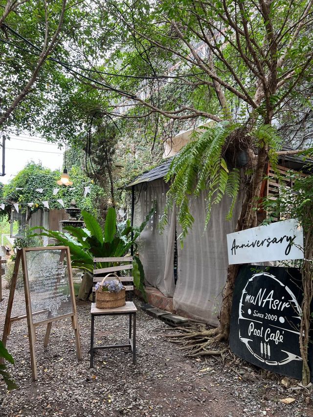 Munasir ร้านกาแฟนั่งชิวริมสระ ณ พัทยา