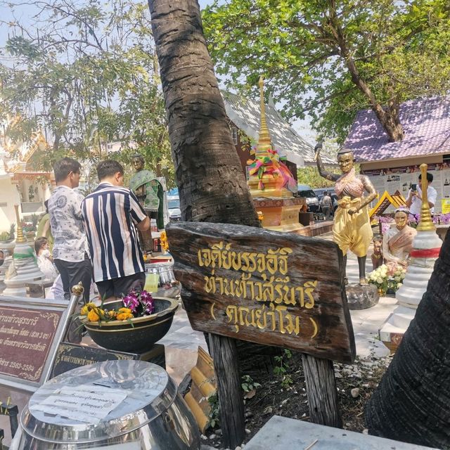 ไหว้อัฐิย่าโมที่วัดศาลาลอย โคราช