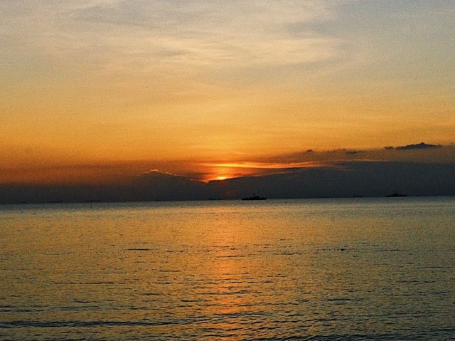 รับลมชมพระอาทิตย์ตก หาดแม่รำพึง จ.ระยอง
