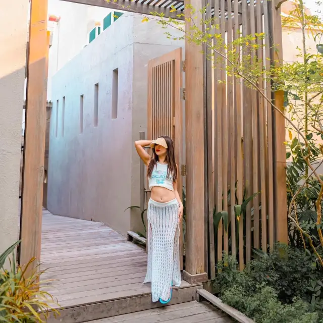 The accommodation is located on the beautiful sandy beach of Koh Samed! 🌴🌊