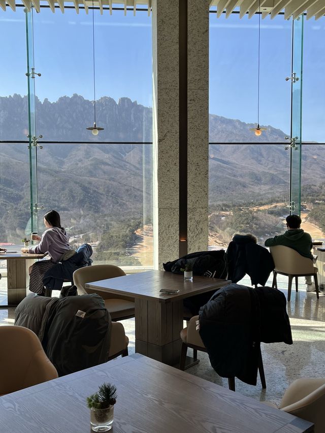 속초여행 필수코스 설악산 울산바위가 한눈에 보이는 ’더엠브로시아‘ 