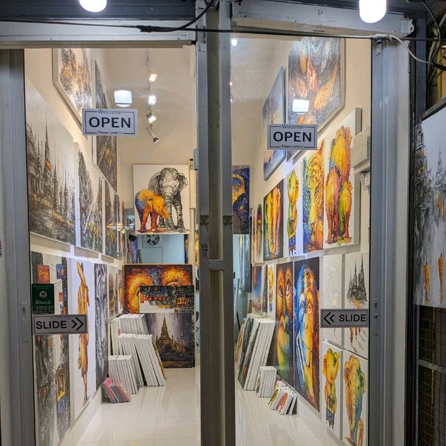 チャトチャック ウィークエンド マーケット STREET ８で、ＡＲＴ 作品を見てまわる。