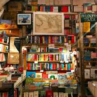 A GORGEOUS BOOKSTORE IN SANTORINI!