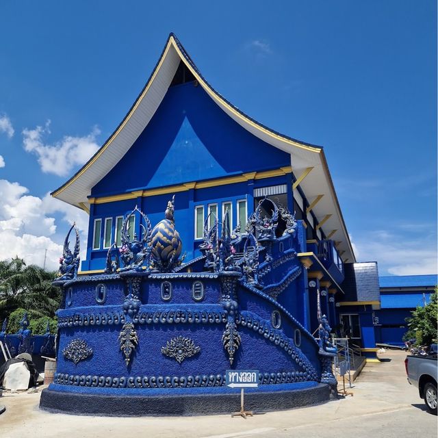 Wat Rong Suea Ten (Blue Temple) 