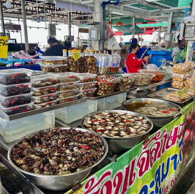 สะพานปลาอ่างศิลา ตลาดอาหารทะเลและของฝาก จ.ชลบุรี