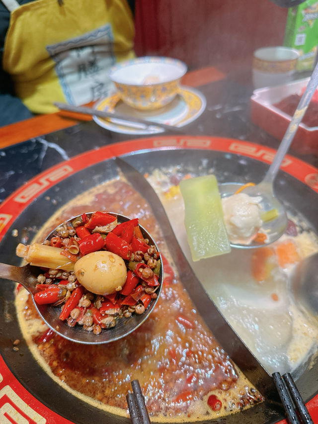中式宮廷風正宗成都麻辣火鍋｜九龍坎麻辣火鍋