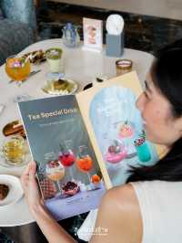 นั่งจิบชาและทานขนมชิลๆ ที่ Oort Cloud Tea Room