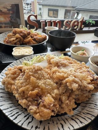 【福岡美食】這個大小真的嚇到我了！海景咖啡廳的炸雞！