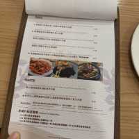 「靚靚打卡餐廳，菠蘿火龍果沙冰」