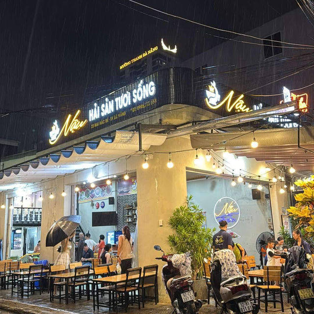 ร้านอาหาร Local Seafood ของคนท้องถิ่นใน Danang
