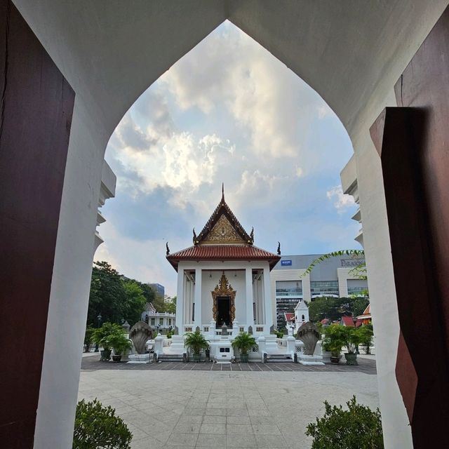 วัดปทุมวนารามราชวรวิหาร วัดกลางใจเมือง
