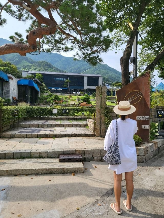 여름에도 예쁜 하동 대표카페 더로드101